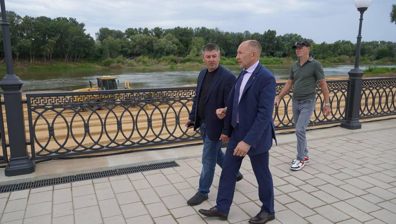 В Оренбурге пляж у памп-трека обустраивает ООО «Новый век»: завезён и...
