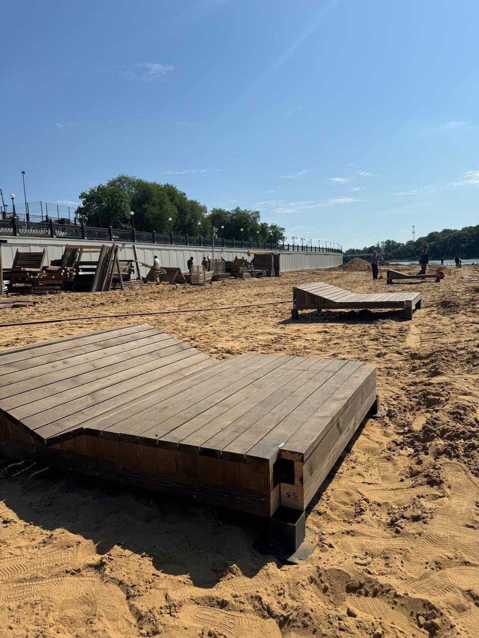 В Оренбурге пляж у памп-трека обустраивает ООО «Новый век»: завезён и...
