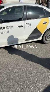 Таксист бросил машину посреди дороги на Серафимы Дерябиной
