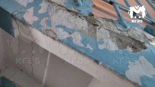 Жители просевшего подъезда в доме на Бограда попадают в квартиру с помощью бензореза.