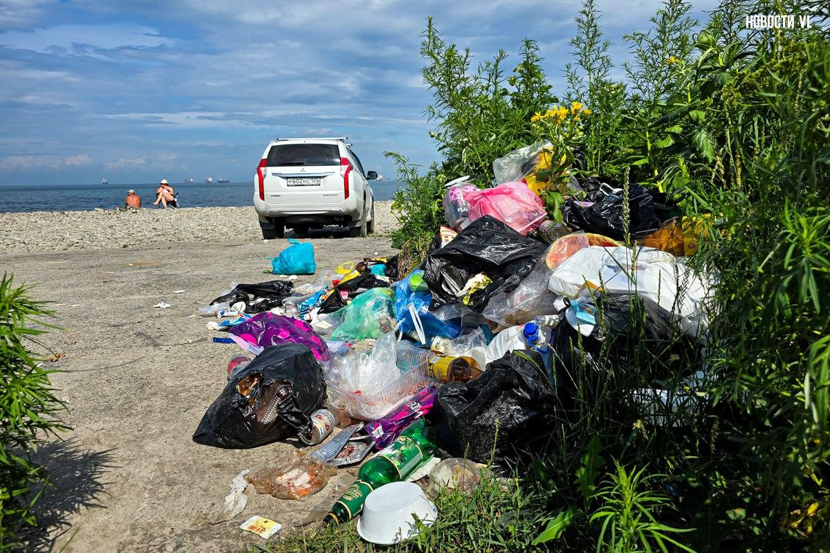 С началом купального сезона на городских пляжах Владивостока выросли мусорные кучи
