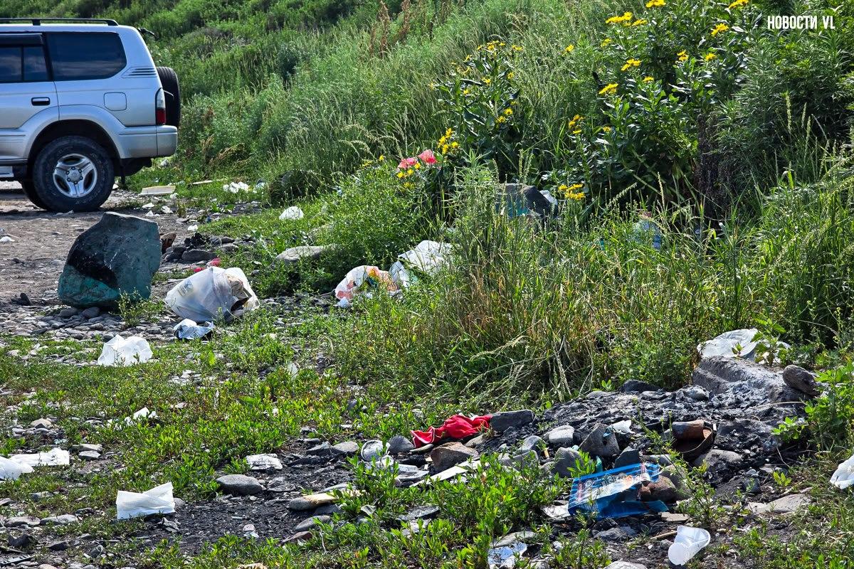 С началом купального сезона на городских пляжах Владивостока выросли мусорные кучи