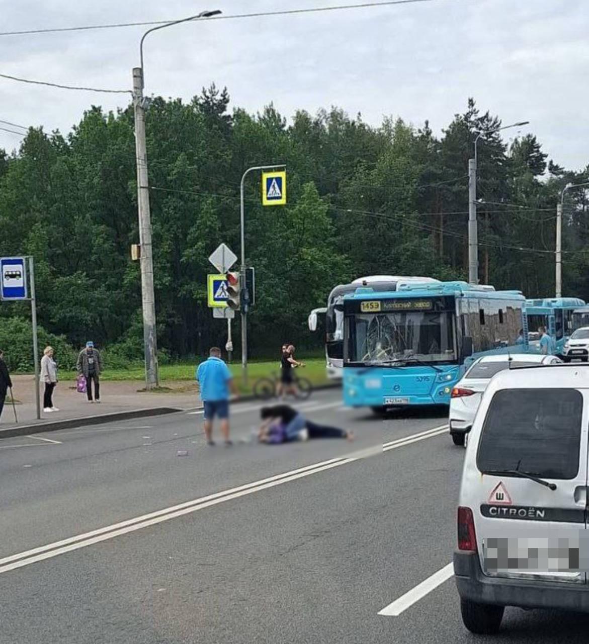 Лазурный автобус сбил человека на проспекте Ветеранов. Все произошло на...