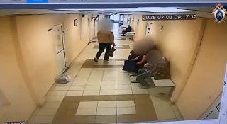 Кадры за считанные минуты до нападения пациента с ножом на врачей в иркутской больнице.