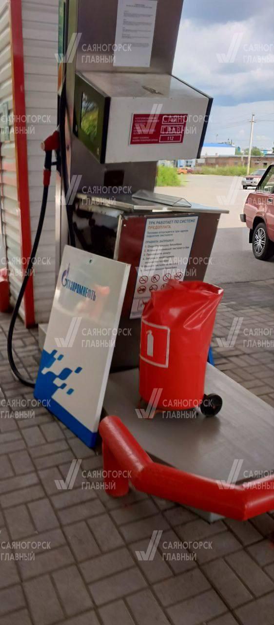 На одной из саяногорских заправок водитель чуть не увёз с собой бензоколонку.