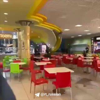 Потолок упал на прямо на фуд-корт с людьми в торговом центре в ХМАО.