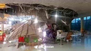Потолок упал на прямо на фуд-корт с людьми в торговом центре в ХМАО.