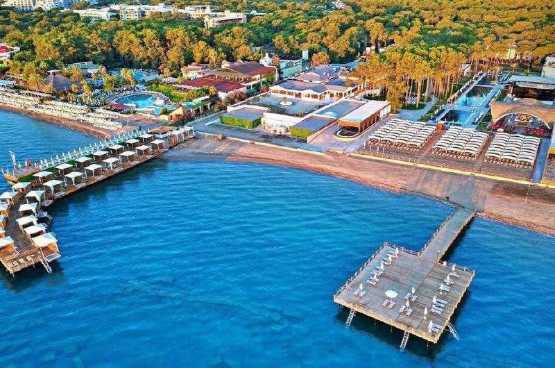 Семью из Подмосковья ударило током на пирсе в турецком Кемере.