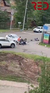 В Красноярске девушка за рулём BMW сбила инспектора мотобата.