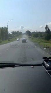В Прокопьевске грузовики в открытую перевозят шлак. Ехать за такими машинами...