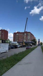 Бетонная плита упала на автомобиль на Выборной. Новосибирцу удалось снять...