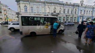 «Автобусные бойцы» устроили спарринг на остановке «Сапожок». 🇷🇺 Источник: ЧП...