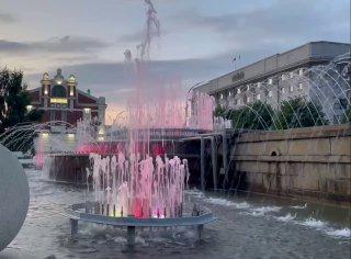 В Новосибирске включили подсветку для двух популярных фонтанов — «Каскад» в...