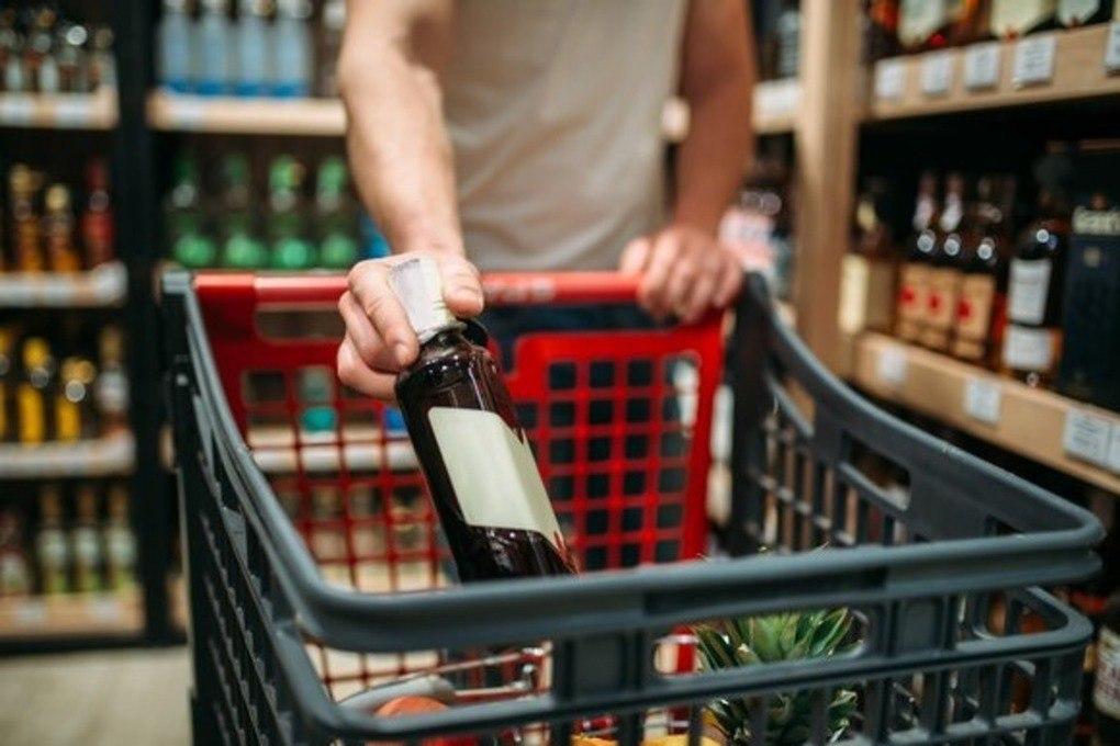 Алкоголь вновь предложили не продавать гражданам младше 21 года: законопроект внесли в Госдуму