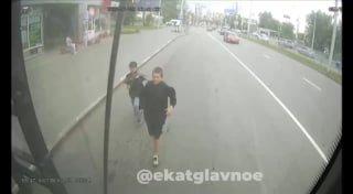 На маршруте 36 троллейбуса были замечены двое детей, которые катались на крыше