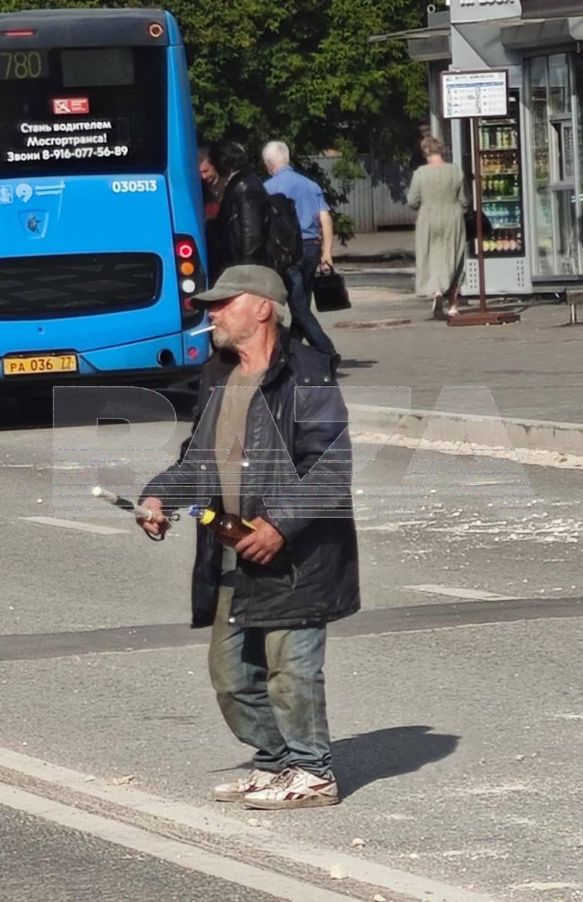 Добровольный помощник ГИБДД с пивом и жезлом замечен у метро «Войковская» в...