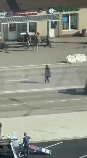 Добровольный помощник ГИБДД с пивом и жезлом замечен у метро «Войковская» в...
