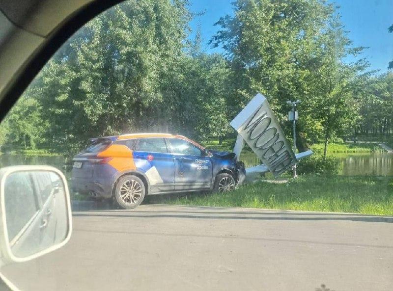 Каршеринг протаранил стеллу на въезде в Мосрентген Как не надо завершать...