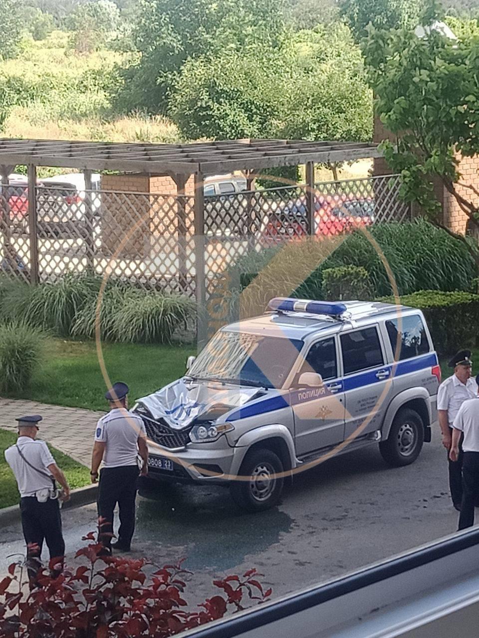 В Анапе мужчина спрыгнул с балкона жилого комплекса «Раз-Два-Три» прямо на стоящий во дворе полицейский автомобиль.