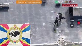 Российский флаг водрузили бойцы на одно из зданий в поселке Меловое в Харьковской области.
