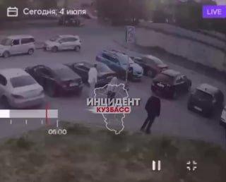 В Кемерово подростки решили демонтировать дорожный знак сегодня рано утром на углу дома на Сарыгина, 37.
