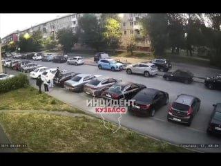В Кемерово подростки решили демонтировать дорожный знак сегодня рано утром на углу дома на Сарыгина, 37.