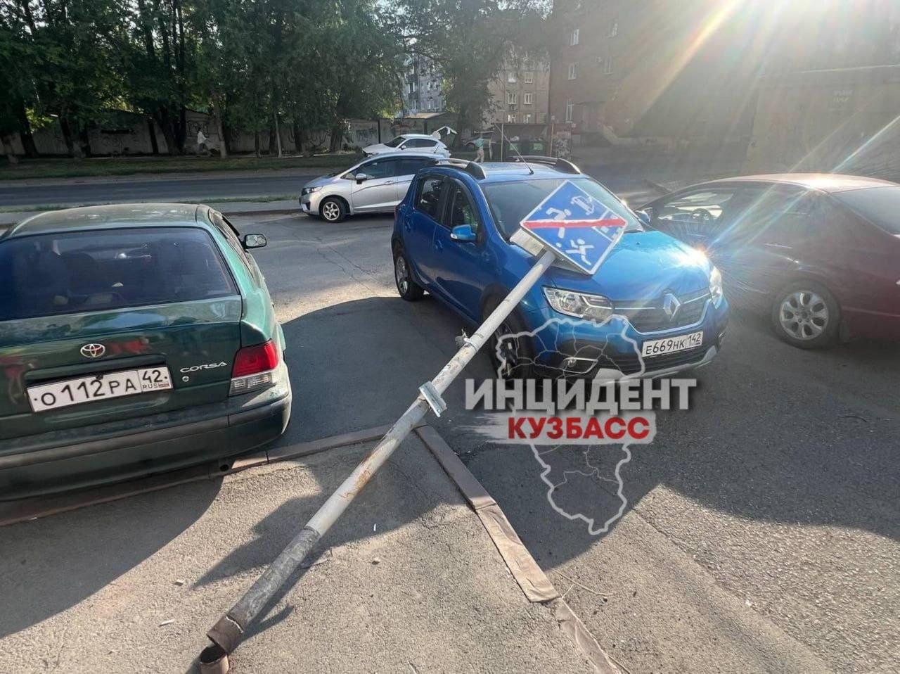 В Кемерово подростки решили демонтировать дорожный знак сегодня рано утром на углу дома на Сарыгина, 37.