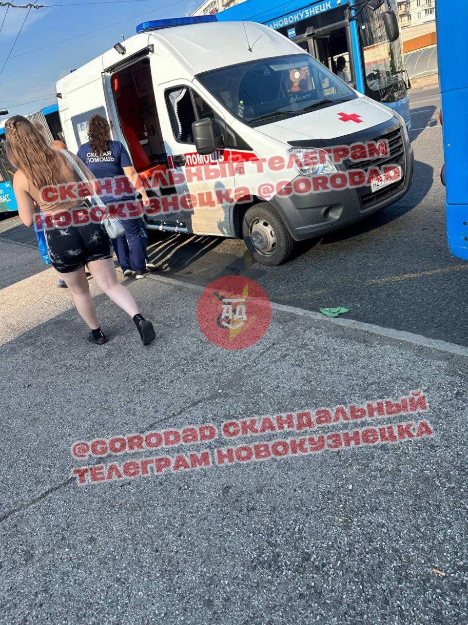 В Новокузнецке на женщину с крыши автобуса упала металлическая деталь
