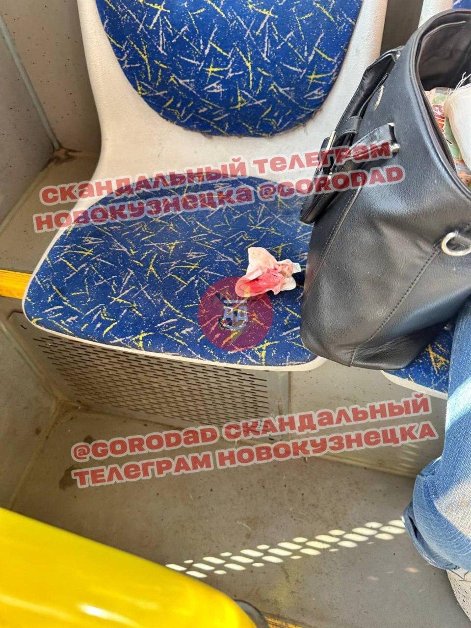 В Новокузнецке на женщину с крыши автобуса упала металлическая деталь