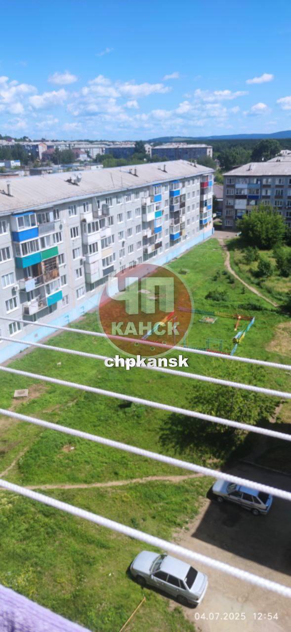 От читателя: Пробираться через заросли крапивы и борщевика вынуждены жители...