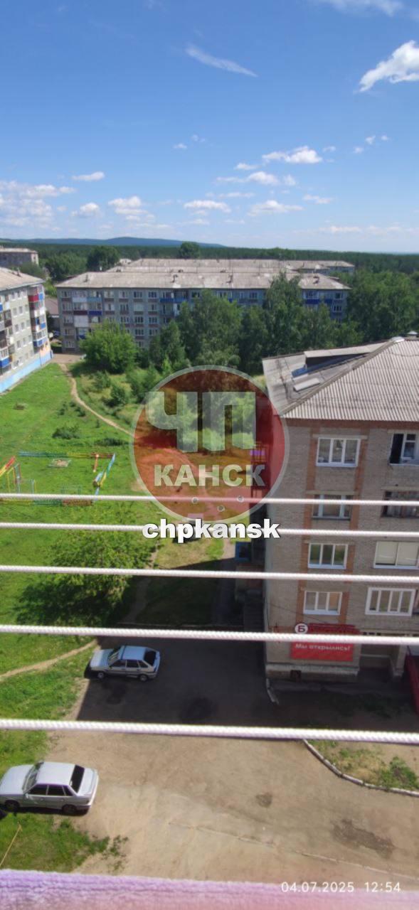 От читателя: Пробираться через заросли крапивы и борщевика вынуждены жители...
