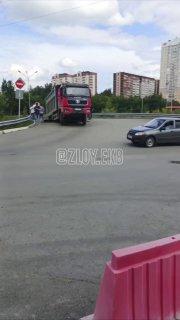 На Синих камнях возле ТЦ Комсомол грузовик провалился под асфальт. 🇷🇺...