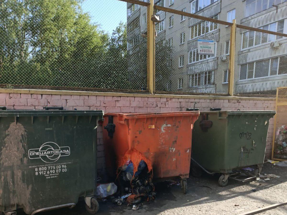 Неизвестные сожгли 27 новых мусорных контейнеров ночью на Химмаше