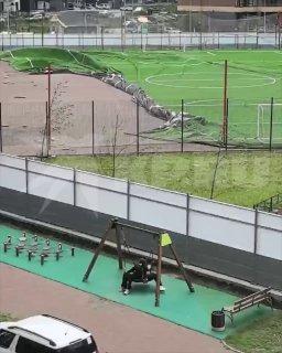 Футбольное поле пытается улететь в Невском районе