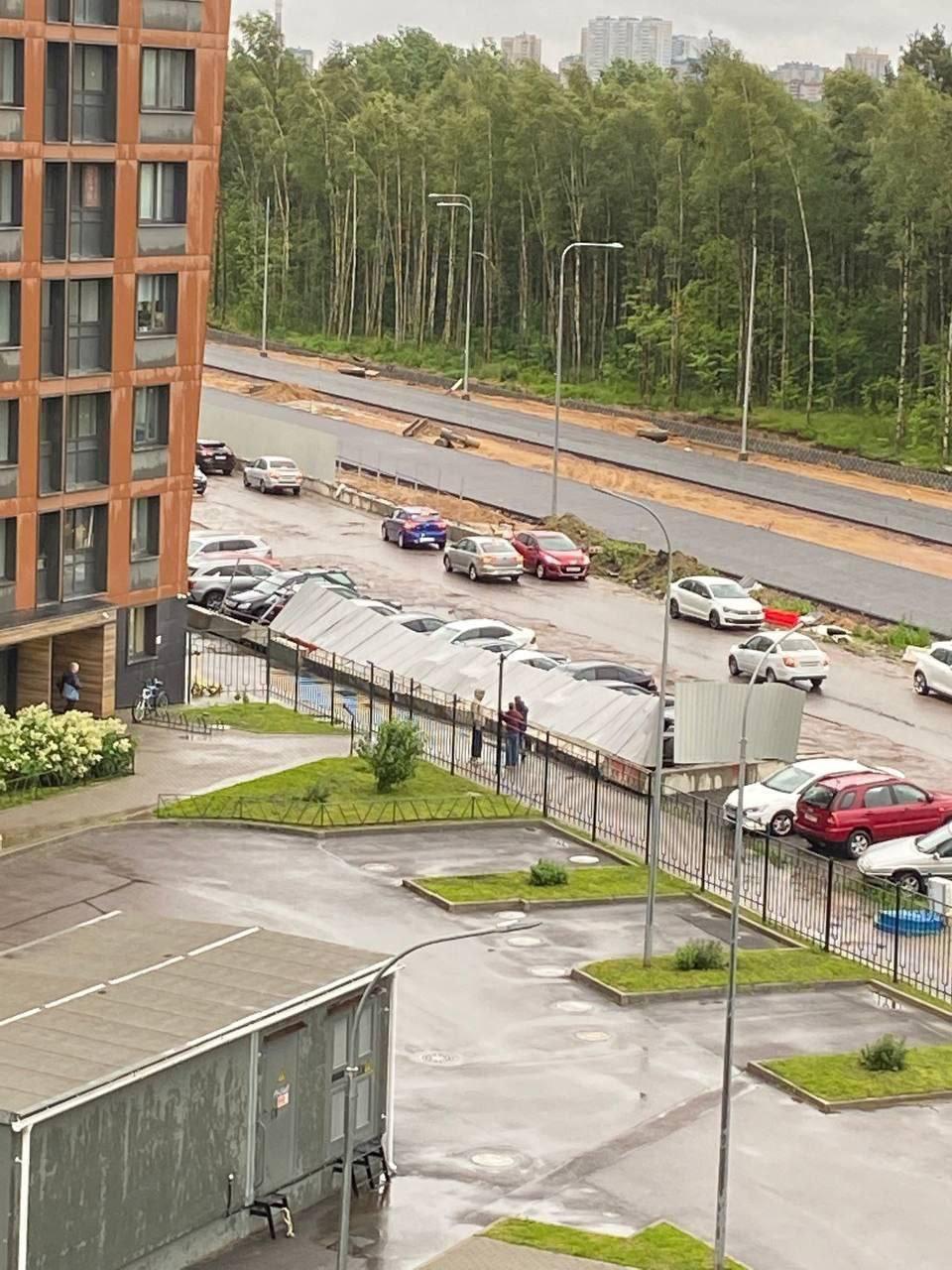 В ЖК «Граффити» мотоцикл упал из-за ветра на автомобиль, а в ЖК «Нью тайм» на...