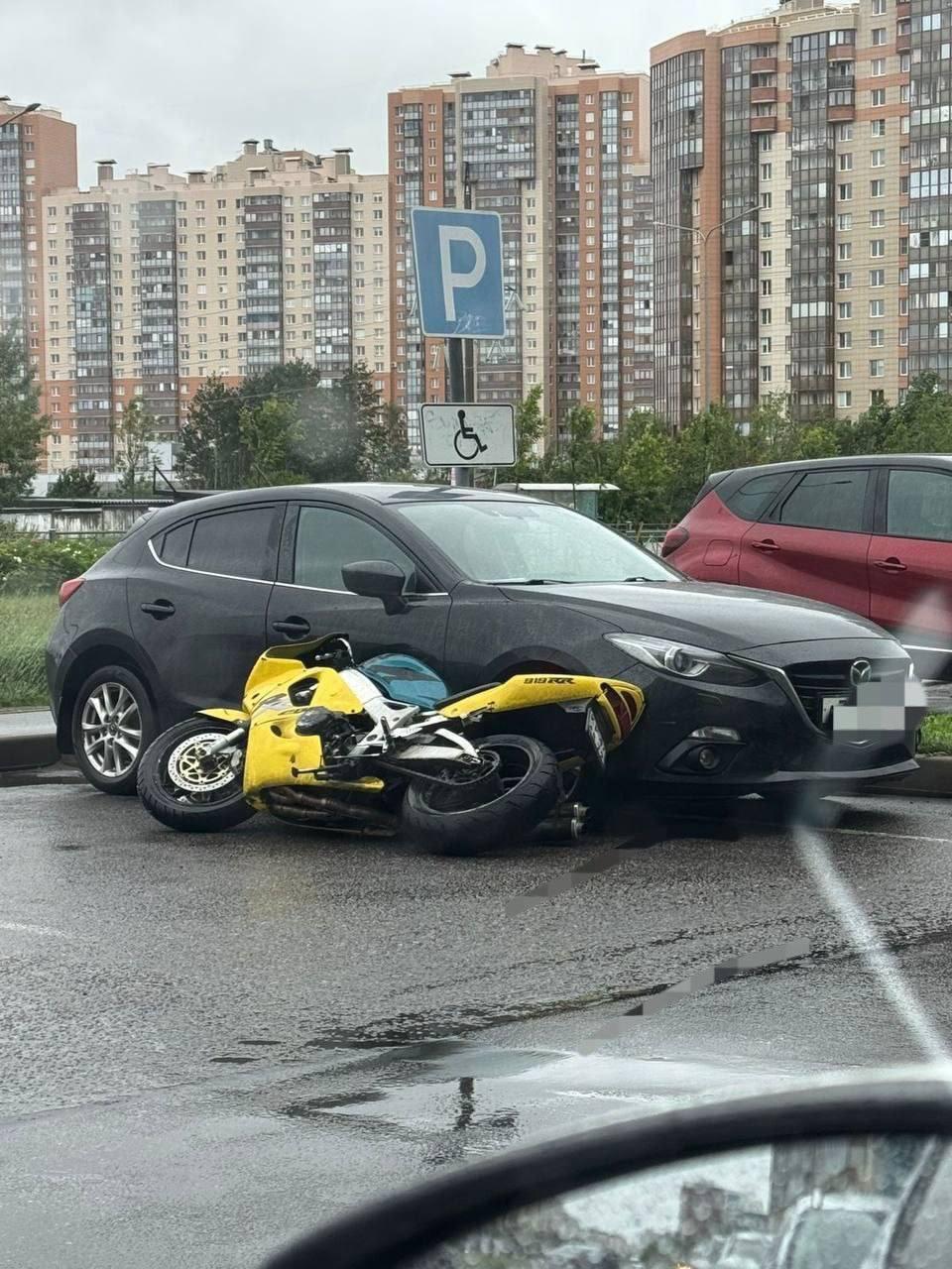 В ЖК «Граффити» мотоцикл упал из-за ветра на автомобиль, а в ЖК «Нью тайм» на...