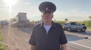 Полицейские работают на месте дорожно-транспортного происшествия под...