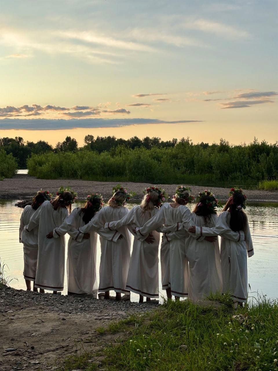 Водить хороводы и прыгать через костер: в Абакане состоится праздник Иван Купалы в славянском стиле на берегу реки.