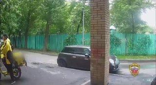 Мужчина в одежде курьера раскидывал закладки в подъездах