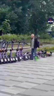 Мужчине чем-то сильно не угодили самокаты, в следствие чего решил заняться...