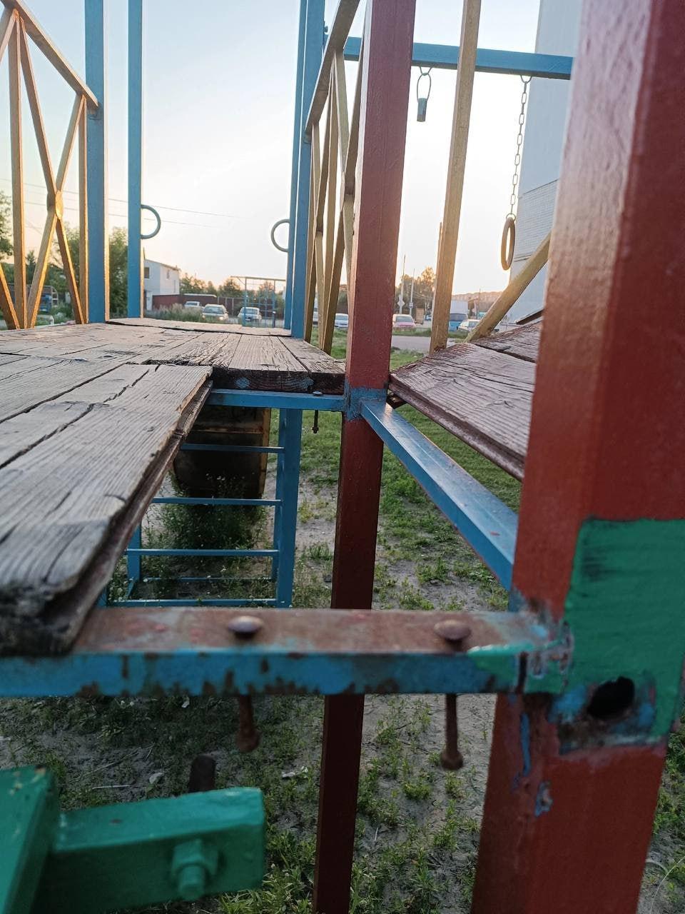 Вот в таком плачевном состоянии находится детская площадка по улице...