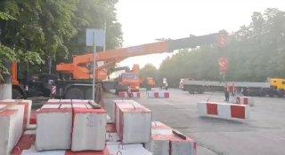 В Кемерове на проспекте Ленина у дома 112 установили бетонные блоки, полностью перекрыв движение автомобилей.