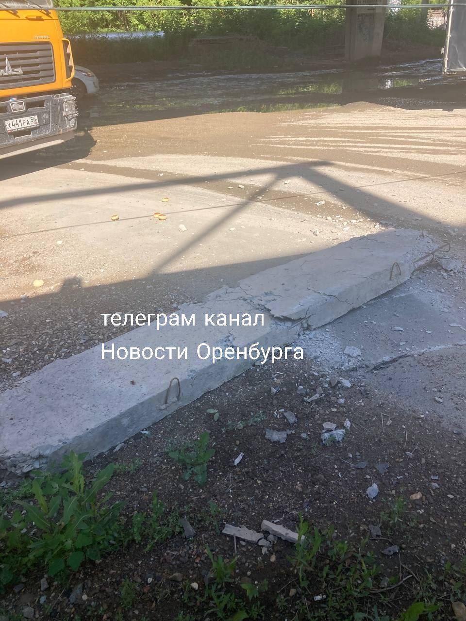 ❗️Кусок плиты отвалился от моста на улице Терешковой и чуть не упал на головы...