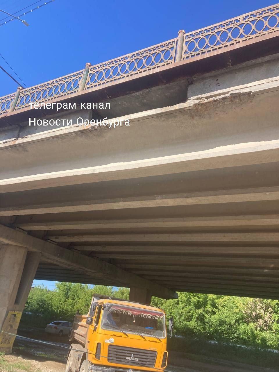 ❗️Кусок плиты отвалился от моста на улице Терешковой и чуть не упал на головы...