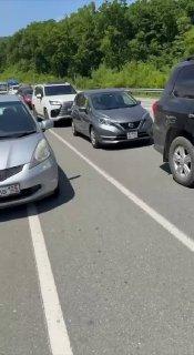 На Русском водители массово объезжают пробку по велополосе. Для...