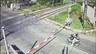 В Румынии поезд насмерть сбил пожилую женщину, переходившую железнодорожные пути на запрещенный сигнал светофора