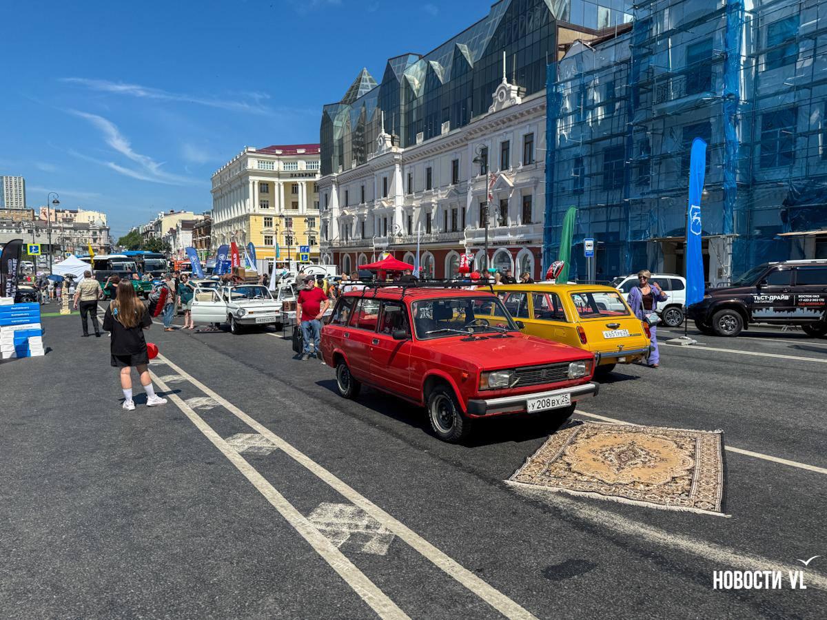 🌁На центральной площади Владивостока празднуют День города — бесплатный лимонад раздают в зоне автошоу.