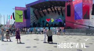 🌁На центральной площади Владивостока празднуют День города — бесплатный лимонад раздают в зоне автошоу.