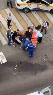 Мотоциклист врезался в такси в Раменском