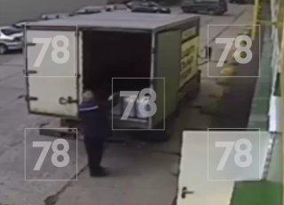 Дверь ударила по лицу грузчика в Лесколово 🇷🇺 Источник: ЧП ПИТЕР